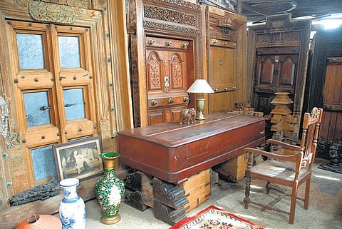 கதவு, ஜன்னல்களில் யாருக்கு உரிமை?