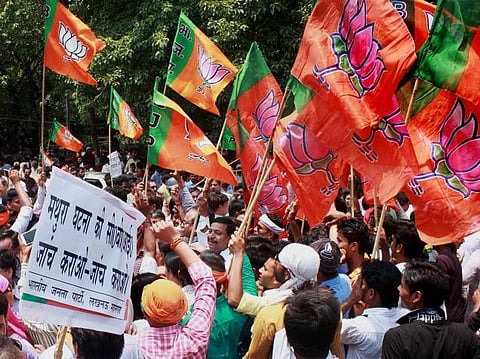 உத்தராகண்ட் மாணவர்களுக்கு இலவச ஸ்மார்ட் போன், லேப்டாப்: தேர்தல் அறிக்கையில் பாஜக வாக்குறுதி