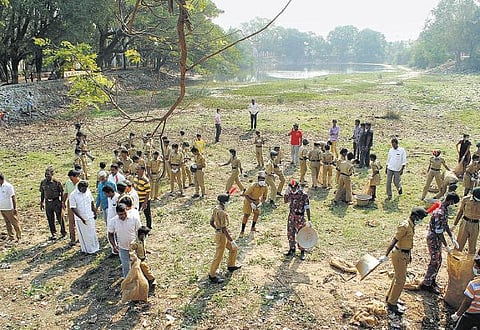 கழிவு நீர் தேக்கமாக உருமாறி வரும் நல்ல தண்ணீர் குளத்தை சீரமைக்க களமிறங்கிய மாணவர், இளைஞர்கள்