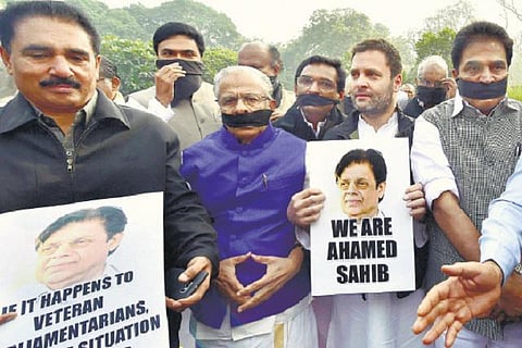 முன்னாள் அமைச்சர் அகமது மரண விவகாரம்: கேரள எம்பிக்கள் நூதன போராட்டம்- காங்கிரஸ் துணைத் தலைவர் ராகுல் காந்தி பங்கேற்பு