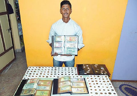 257 நாடுகளின் பணம், நாணயம், அஞ்சல்தலை சேகரிப்பு: ‘யுனிக் வோர்ல்டு ரெக்கார்ட்ஸ்’ புத்தகத்தில் இடம்பிடித்த பாலாஜி