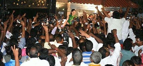 ஓபிஎஸ் பின்னணியில் திமுக உள்ளது: சசிகலா குற்றச்சாட்டு