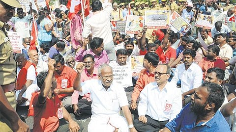 விவசாயத்தையும், விவசாயிகளையும் பாதுகாக்க கோரிக்கை: சென்னையில் மார்க்சிஸ்ட் மறியல் போராட்டம் - நூற்றுக்கணக்கானோர் கைதாகி விடுதலை