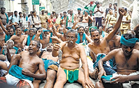 அனைத்து விவசாயிகளுக்கும் வறட்சி நிவாரணம் கேட்டு கோவணம் உடுத்தி படுத்துக் கிடந்து விவசாயிகள் போராட்டம்