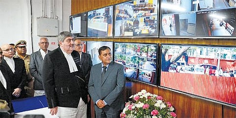 சென்னை உயர் நீதிமன்ற வளாகத்தில் 200 கண்காணிப்பு கேமராக்கள்: தலைமை நீதிபதி எஸ்.கே.கவுல் தொடங்கி வைத்தார்