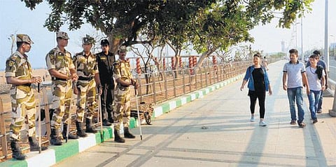 முதல்வருக்கு ஆதரவாக இளைஞர்கள் திரள வாய்ப்பு: மெரினா கடற்கரையில் போலீஸார் குவிப்பு