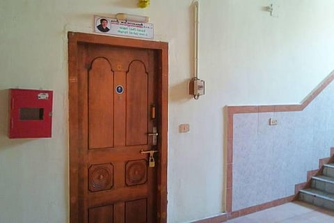 அதிமுக எம்.எல்.ஏ.க்கள் ஹாஸ்டலில்தான் உள்ளனர்: உயர் நீதிமன்றத்தில் அரசு வழக்கறிஞர்