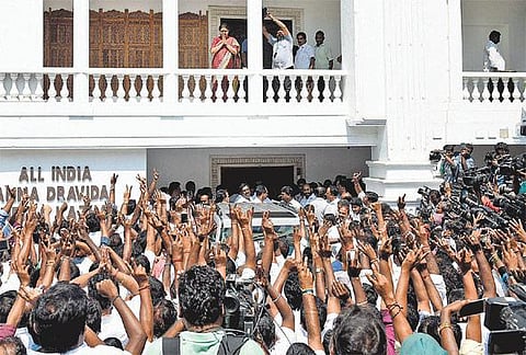 அதிமுக அரசியல் - தவிப்பில் தமிழகம்: இவர்கள் என்ன சொல்கிறார்கள்?