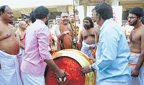 விழா கோலம் பூண்டது காஞ்சிபுரம்: காமாட்சியம்மன் கோயிலில் இன்று குடமுழுக்கு - ஏற்பாடுகள் தயார்; தொழிற்சாலை வாகனங்களுக்குத் தடை