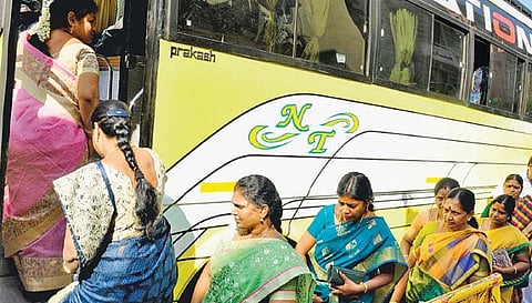 ஓபிஎஸ் அணிக்கு தாவுவதை தடுக்க ரகசிய இடத்தில் அதிமுக எம்எல்ஏக்கள் தங்கவைப்பு: ஆளுநர் இன்று வருவதால் டெல்லி செல்லும் திட்டம் ரத்து