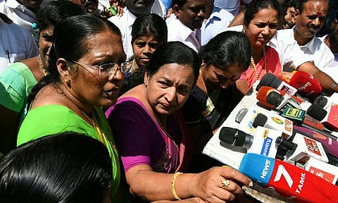 ஓபிஎஸ் ஆதரவாளர்களால் கொலை மிரட்டல்கள்: சி.ஆர்.சரஸ்வதி ஆவேசம்