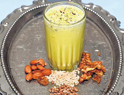 தேர்வு நேர சத்துணவு: பாதாம் பால்