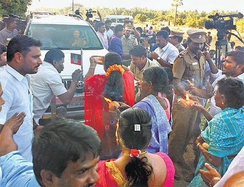 கூவத்தூரில் எம்எல்ஏக்களுடன் சசிகலா ஆலோசனை