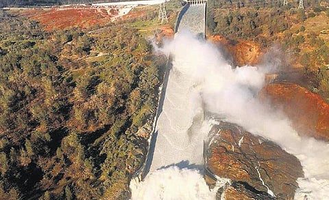 அமெரிக்காவில் இந்தியர்கள் அதிகம் வசிக்கும் கலிபோர்னியாவில் அணை உடையும் அபாயம்: 2 லட்சம் பேர் வெளியேற்றம்