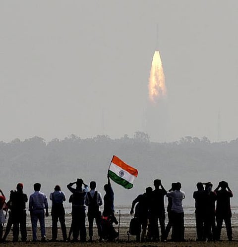 104 செயற்கைக் கோள் சாதனை; இந்தியாவைப் பார்த்து மற்ற நாடுகள் சிந்திக்க வேண்டும்: சீன அரசு ஊடகம் பாராட்டு