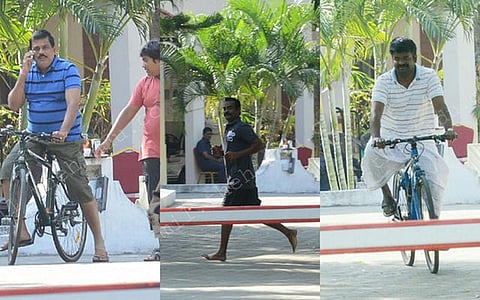 பேசும் படம்: கூவத்தூரில் சுதந்திர எம்.எல்.ஏ.க்கள்