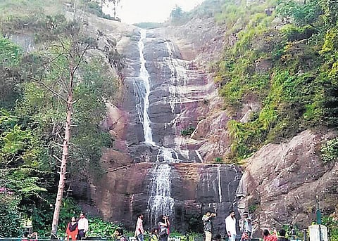 பகலில் வெயில், இரவில் கடும் குளிரால் வெறிச்சோடி காணப்படும் கொடைக்கானல்