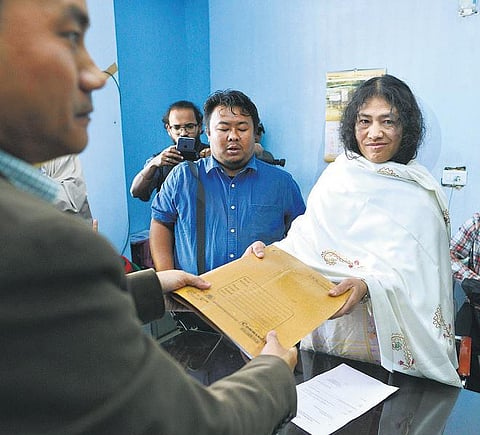 மணிப்பூர் முதல்வர் இபோபி சிங்கை எதிர்த்து இரோம் சர்மிளா வேட்புமனு தாக்கல்