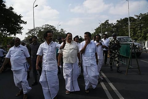 பேரவையில் மைக், இருக்கைகள் உடைப்பு: ரகசிய வாக்கெடுப்பு கோரிய திமுகவினரின் ரகளை