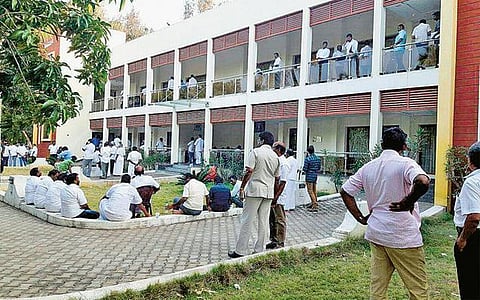 அதிமுக எம்.எல்.ஏ.க்கள் தங்கிய கூவத்தூர் விடுதி திடீர் மூடல்