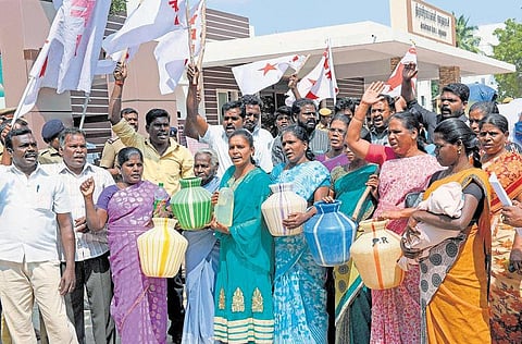 பாதுகாக்கப்பட்ட குடிநீர் வழங்கக் கோரி காலிக்குடங்களுடன் ஆர்ப்பாட்டம்: சாக்கடை நீர் கலப்பதாக குற்றச்சாட்டு