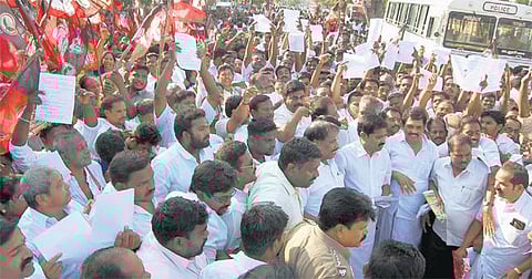 ஓ.பன்னீர்செல்வத்துக்கு ஆதரவாக தமிழகம் முழுவதும் பேரணி, போராட்டத்தில் ஈடுபட்ட அதிமுகவினர் கைது