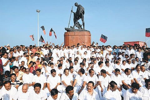 கடற்கரை காந்தி சிலை அருகே ஸ்டாலின் போராட்டம்: எம்எல்ஏக்கள் உட்பட ஏராளமானோர் கைது