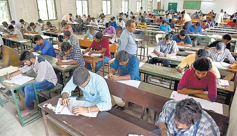 ஒரே நாளில் டிஎன்பிஎஸ்சி, பட்டதாரி ஆசிரியர் தகுதி தேர்வு: 2 தேர்வுகளையும் எழுத காத்திருப்போர் குழப்பம்