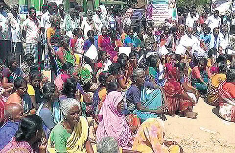 எண்ணெய் நிறுவனங்கள் ஊருக்குள் வருவதற்கு நெடுவாசல் மக்கள் எதிர்ப்பு: ஊர் எல்லை, வயல்வெளிகளில் கருப்புக் கொடி ஏற்றினர்