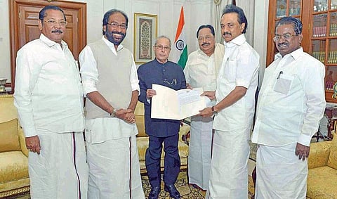 நம்பிக்கை வாக்கெடுப்பை ரத்து செய்யக் கோரி மனு: குடியரசுத் தலைவருடன் ஸ்டாலின் சந்திப்பு