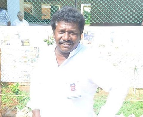 கருணாஸ் கார் மீது காலணி வீச்சு