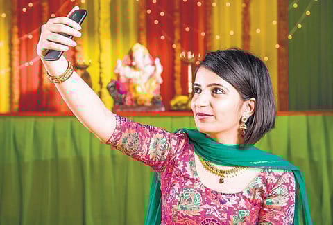 கேளாய் பெண்ணே: போனும் கையுமாக இருக்கிறாள் மகள்