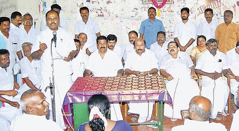 ஓபிஎஸ் அணிக்கு செல்வதை தடுக்க தொண்டர்களிடம் உருக்கம்: தொகுதிவாரியாக அதிமுக நிர்வாகிகளுடன் அமைச்சர்கள் ஆலோசனை