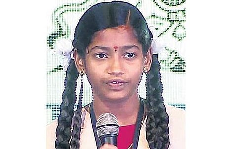 செங்கல் அறுக்கும் கருவியை கண்டுபிடித்த முத்துப்பேட்டை அரசுப் பள்ளி மாணவிக்கு குருக்ஷேத்ரா விருது: சென்னை அண்ணா பல்கலை. வழங்கியது