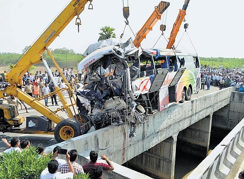 ஆந்திராவில் பஸ் கவிழ்ந்து 11 பேர் பலி; படுகாயமடைந்த 37 பேர் மருத்துவமனையில் அனுமதி