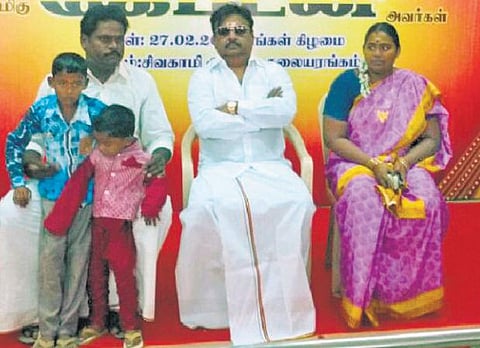 சிதம்பரத்தில் தொண்டர்களுடன் புகைப்படம் எடுத்தார் விஜயகாந்த்