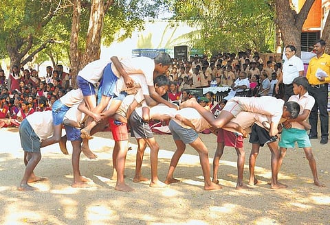 டயர் வண்டி ஓட்டும் பந்தயம்!