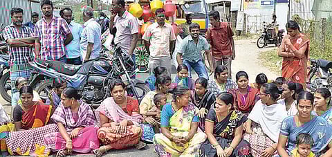 திருப்பூரில் காய்ச்சலுக்கு பெண் குழந்தை பலி: பொதுமக்கள் சாலை மறியல்