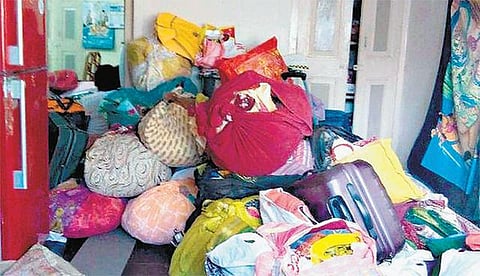 கர்நாடகாவில் விற்பனை வரி அதிகாரி வீட்டில் 7000 சேலைகள் பறிமுதல்: லஞ்ச ஒழிப்புத்துறை சோதனையில் சிக்கின