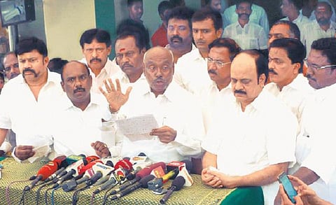 ஜெயலலிதா கீழே தள்ளிவிடப்பட்டாரா?- அடுக்கடுக்காக சந்தேகங்களை எழுப்பும் ஓபிஎஸ் ஆதரவாளர்கள்