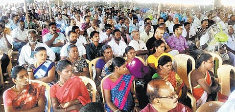 வெடிபொருள் கட்டுப்பாட்டுத் துறையின் புதிய விதிமுறைகளால் பட்டாசு தொழில் ஸ்தம்பிக்கும் அபாயம்: சிவகாசியில் 3 ஆயிரத்துக்கும் மேற்பட்டோர் உண்ணாவிரதம், கடையடைப்பு