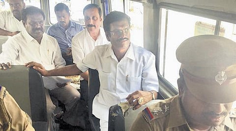 டாஸ்மாக் பலகைகளில் ஸ்டிக்கர் ஒட்டும் போராட்டம்: அன்புமணி ராமதாஸ் உட்பட பாமகவினர் கைது