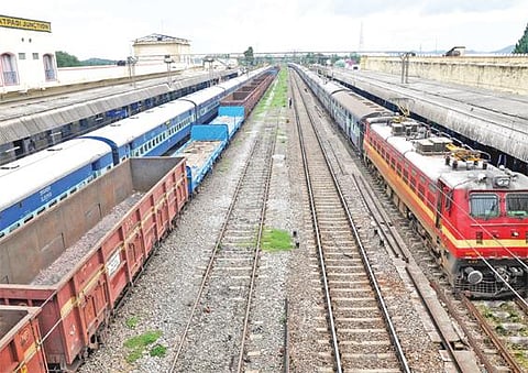 இரட்டை ரயில் பாதை பணிகளை விரைவாக முடிக்க வேண்டும்: தமிழக அமைச்சர், எம்.பி.க்கள் வலியுறுத்தல்