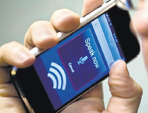 ஆங்கிலத்தில் பேசினால் தமிழில் கேட்கலாம்: விரைவில் அறிமுகமாகிறது ‘பேச்சுணரி தொழில்நுட்பம்’