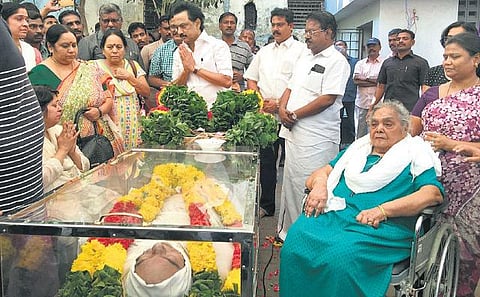 புற்றுநோயால் பாதிக்கப்பட்டு இறந்த கூடுதல் டிஜிபி சஞ்சீவ்குமார் உடலுக்கு அமைச்சர் ஜெயக்குமார், மு.க.ஸ்டாலின் அஞ்சலி