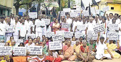 அலங்காநல்லூரில் ஓபிஎஸ் அணி எம்எல்ஏ-க்கு ஆதரவும், எதிர்ப்பும்: போராட்டத்தில் ஈடுபட்ட அதிமுகவினர் 300 பேர் கைது