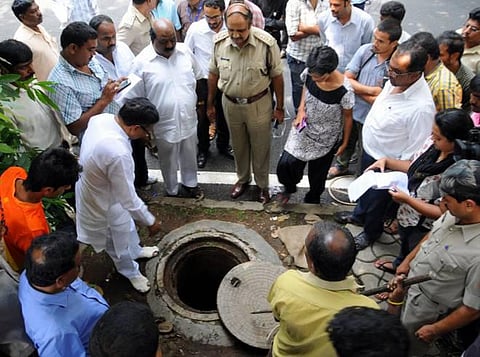 பெங்களூரு பாதாள சாக்கடையில் இறங்கியபோது விஷ வாயு தாக்கி 3 தொழிலாளர்கள் பலி: துப்புரவுப் பணியாளர்கள் போராட்டம்