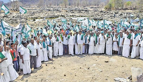 காவிரியில் புதிய அணை கட்டும் கர்நாடக அரசை கண்டித்து ஒகேனக்கல்லில் விவசாயிகள் ஆர்ப்பாட்டம்: ஆயிரத்துக்கும் மேற்பட்டோர் குவிந்ததால் பரபரப்பு
