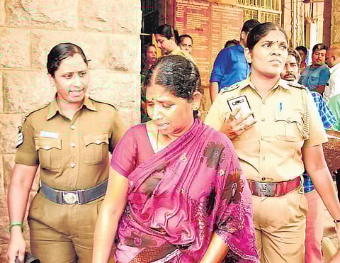 விவசாயத்துக்கு இலவச மின்இணைப்பு கோரி ஆட்சியர் முன் தீக்குளிக்க பெண் முயற்சி