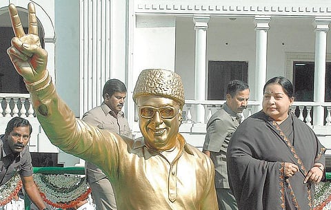 உதிர்கிறதா இரட்டை இலை?